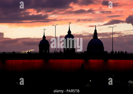 London Bridge con il profilarsi di persone e la Cattedrale di St Paul in background durante il tramonto con drammatica, colorato, cielo nuvoloso.London,Uk.Twilight. Foto Stock