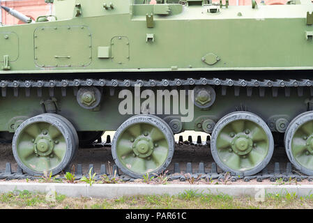 Serbatoio battistrada caterpillar con ruote. Moderne attrezzature militari. Foto Stock