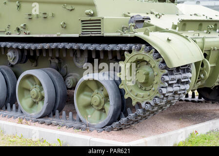 Serbatoio battistrada caterpillar con ruote. Moderne attrezzature militari. Foto Stock