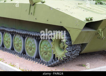 Serbatoio battistrada caterpillar con ruote. Moderne attrezzature militari. Foto Stock