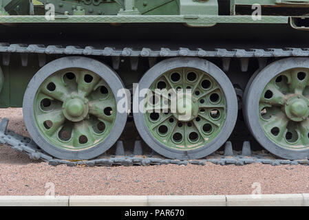 Serbatoio battistrada caterpillar con ruote. Moderne attrezzature militari. Foto Stock