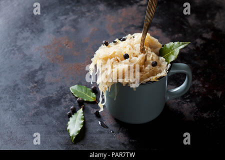 Tazza di crauti con uniper berris e foglie di alloro Foto Stock