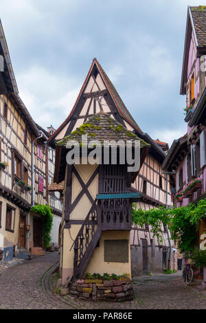 Piccionaia, semi-case con travi di legno in uno stretto vicolo, Eguisheim, Haut-Rhin, Alsazia, Francia Foto Stock