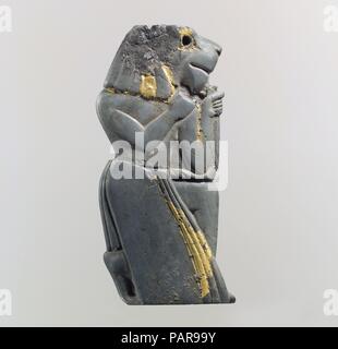 Frammento di placca: inginocchiarsi lion-intitolata la figura. Cultura: Vecchia assiro colonia di trading. Dimensioni: 2,5 x 2 in. (6,35 x 5,08 cm). Data: ca. Il XVIII secolo A.C. Questa figura appartiene a un gruppo di avori scolpiti, principalmente elementi di arredamento, probabilmente trovato presso il sito di un palazzo a Acemhöyük in Anatolia centrale. La maggior parte degli avori mostrano immagini prese in prestito e trasformato da fonti egiziane, come la creatura ibrido mostrato qui che unisce umano e funzioni di Lion. In Egitto, rappresentazioni di leonessa dee è apparso come presto come il Vecchio Regno. Questa creatura con la sua postura in ginocchio e clos Foto Stock
