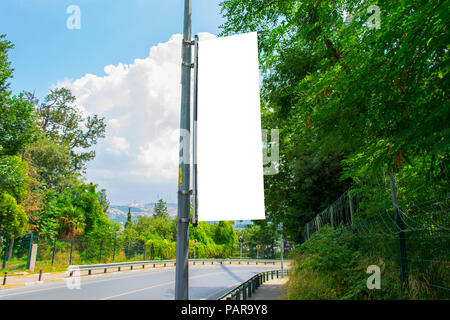 Bandiera mockup vuota su un perfetto con cielo nuvoloso, blu e sun la riflessione sullo sfondo Foto Stock