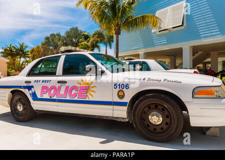 Key West auto della polizia in poco tasto torcia, Florida Keys, Florida, Stati Uniti d'America, la tagline sulla vettura dice "proteggere e servire il paradiso". Foto Stock