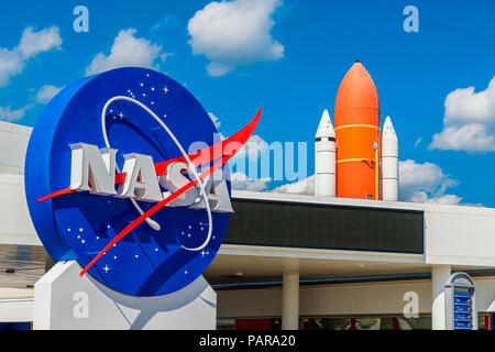 Logo della NASA e dell'Atlantis Space Shuttle al Kennedy Space Center Visitor Complex in Cape Canaveral, in Florida, Stati Uniti d'America Foto Stock