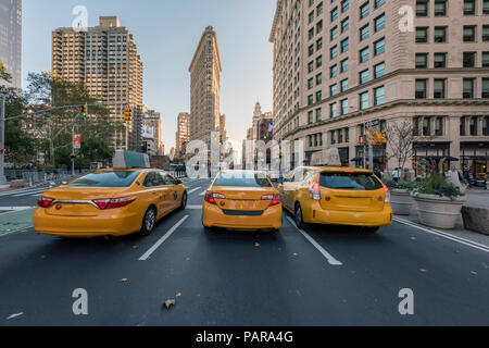 Stati Uniti d'America, New York City, Manhattan, taxi sulla strada di notte Foto Stock