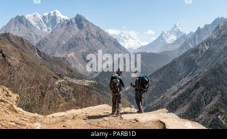 Il Nepal, Solo Khumbu, Everest, Sagamartha National Park, Maountaineers guardando il Mount Everest Foto Stock