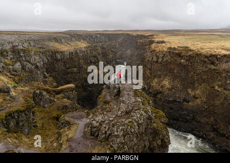 In Islanda, a nord di Islanda, escursionista cercando di canyon Foto Stock