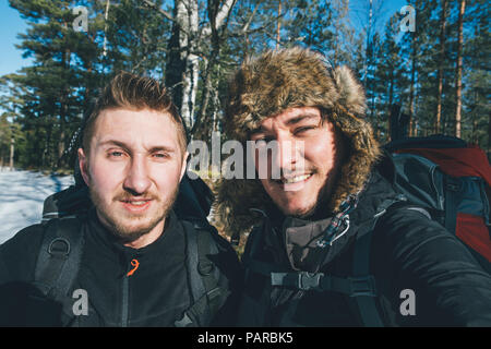 La Svezia Sodermanland, ritratto di due uomini sorridenti nel paesaggio remoto in inverno Foto Stock