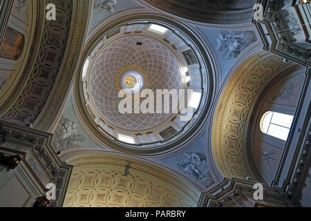 ASCOLI PICENO, Italia - 02 giugno 2014: laterale cupola della S. Emidio's Cathedral di Ascoli Piceno, Italia il 02 giugno 2014. Nella cripta della cathedra Foto Stock