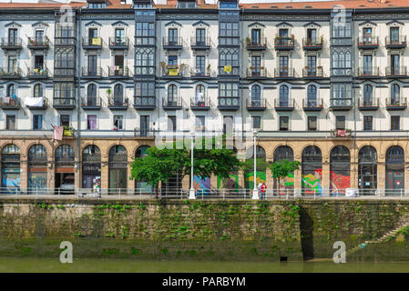 Bilbao riverside edifici, vista di edifici di appartamenti di rivestimento del south bank del Rio Nervion (Ria de Bilbao) nel centro di Bilbao, Spagna. Foto Stock