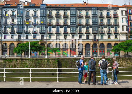 Bilbao riverside edifici, vista di edifici di appartamenti di rivestimento del south bank del Rio Nervion (Ria de Bilbao) nel centro di Bilbao, Spagna. Foto Stock