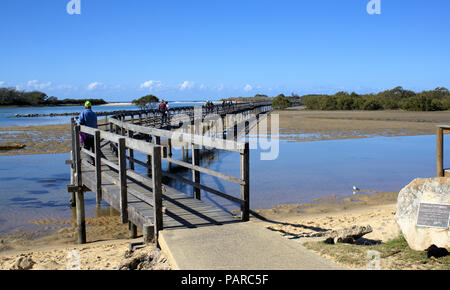 I turisti a Boardwalk Urunga zone umide situate lungo le rive del fiume Kalang in corrispondenza della giunzione con Bellinger River in Australia, Coffs Coast il 25 giugno 2018 Foto Stock