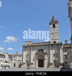 ASCOLI PICENO, Italia - 02 giugno 2014: la cattedrale di sant Emidio in Piazza Arringo è la più antica piazza monumentale della città di Ascoli Piceno. Vicino a Foto Stock