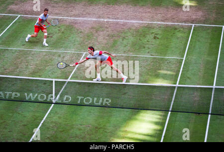 Roger Federer gioca in una raddoppia la corrispondenza alla 2013 Gerry Weber Open di Halle Westfalen (Germania). Foto Stock