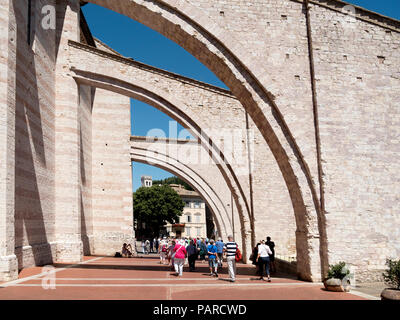 Arcate che conduce al centro della città nella città medievale di Assisi, in provincia di Perugia, Italia Foto Stock