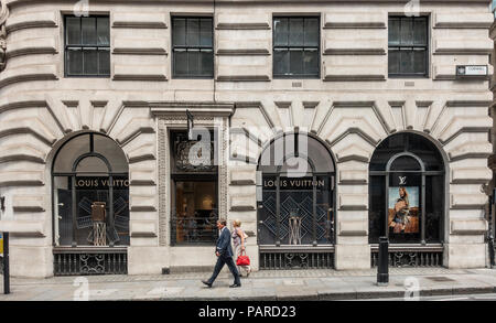 I pedoni a camminare lungo la Louis Vuitton designer shop in Royal Exhange edifici, Cornhill, Londra, Inghilterra. La finestra di visualizzazione, designer borse. Foto Stock