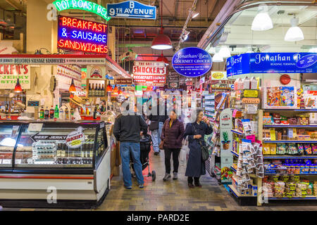 PHILADELPHIA, Pennsylvania - Novembre 18, 2016: i fornitori e i clienti in Reading Terminal Market. Il mercato storico è una popolare attrazione per culi Foto Stock