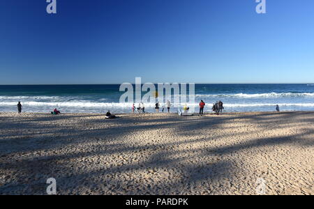 Sydney, Australia - Lug 5, 2018. Un segno legge Beach chiuso. Nessuna bandiera piscina sulla spiaggia dopo la tempesta. Persone che guardano il mare e relax nella stagione invernale. Foto Stock