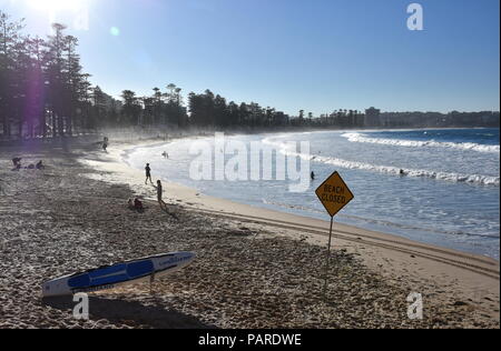 Sydney, Australia - Lug 5, 2018. Un segno legge Beach chiuso. Nessuna bandiera piscina sulla spiaggia dopo la tempesta. Foto Stock