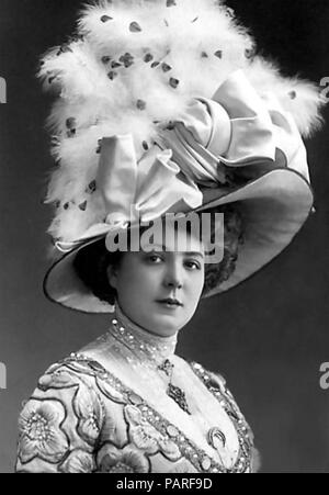 Cappello piumato - piume di uccelli erano di moda nel tardo Victorian/Edwardian società uno stile opposto dai soci fondatori della RSPB Foto Stock