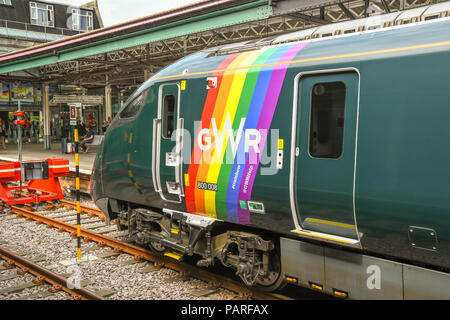 Nuovo inter city train azionato da Great Western Railway a Swansea stazione ferroviaria, il Galles.It ha uno speciale supporto LGBT rainbow schema di verniciatura. Foto Stock