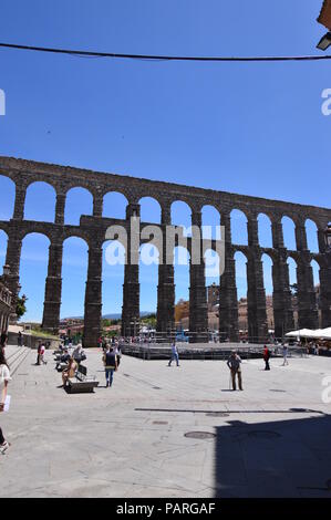 Tenendo dell acquedotto nella sua parte frontale in Segovia. Architettura, Viaggi, storia. Giugno 18, 2018. Segovia Castiglia e Leon Spagna. Foto Stock