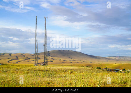 2 stazioni base di telefonia mobile con sfondo con cielo nuvoloso nel paese in Turchia. Concorso per gli utenti di telefonia mobile. Foto Stock