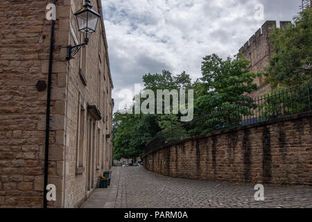 Lancaster centro città intorno all'area del castello con le strade piene di edifici di pietra Foto Stock