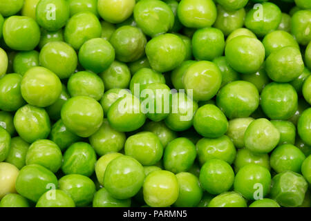 In precedenza i piselli congelati da un supermercato del Regno Unito che sono stati scongelati in preparazione per la cottura. Regno Unito GB Foto Stock