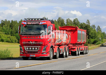 Volvo FH carrello Diavolo Rosso di TJJ Kuljetus Oy per raggio di ghiaia sulla strada in estate. Kaarina, Finlandia - 29 giugno 2018. Foto Stock