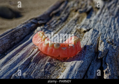 Denti finti in spiaggia Foto stock - Alamy