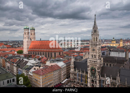 Vista dalla chiesa di San Pietro di piazza Marienplatz, il Municipio e la chiesa di Nostra Signora, Monaco di Baviera, Baviera, Germania Foto Stock