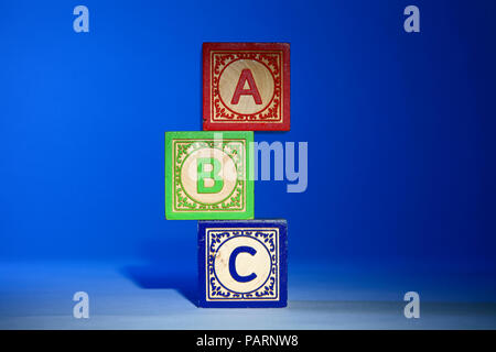 Lettera in legno blocchi su uno sfondo blu con le lettere abc Foto Stock