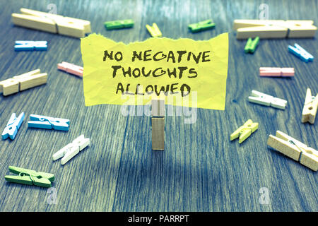 Testo della scrittura senza pensieri negativi ammessi. Concetto significato sempre positivo motivato ispirato buone vibes graffetta tenere scritto pagina strappato molte cli Foto Stock