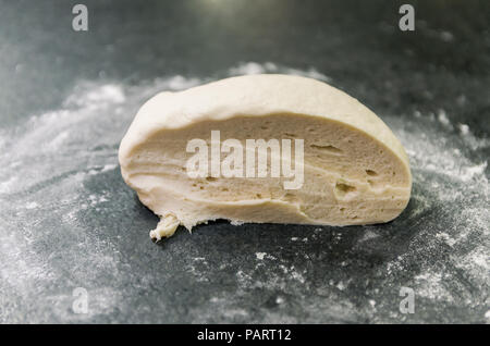 Preparazione della pasta della pizza, pasta di riposo. Foto Stock