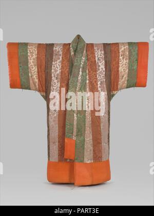 Kimono-Trapunta sagomata (Yogi) con le peonie e strisce. Cultura: il Giappone. Dimensioni: 75 1/4 x 83 1/2 in. (191,1 x 212.1 cm.). Data: agli inizi del XX secolo. Un yogi è una fitta boscaglia imbottito, kimono-Trapunta sagomata, utilizzato per dormire nelle fredde serate invernali. Esse sono state effettuate in tre dimensioni, con le lussuose sete damascate yogi qui esposte che rappresenta un grande esempio. Yogi divenne popolare nel periodo Edo (1615-1868) ed erano spesso parte di un corredo di nozze. Yogi erano spesso decorati con motivi di buon auspicio, suggerendo che essi potrebbero tenere traversine sicuro e suono attraverso la notte. Poiché entrambi i coperchi Foto Stock