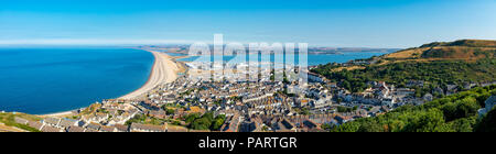 Portland Dorset Inghilterra Luglio 24, 2018 Vista da altezze di Portland che si affaccia sulla città di Fortune è bene, mostrando Chesil Beach, Portland Harbour e Th Foto Stock