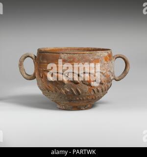 La terracotta scyphus (bicchiere) con decorazione barbotine. Cultura: Romano. Dimensioni: H. 2 7/8 in. (7,4 cm) di diametro di 3 1/2 in. (8.9 cm). Data: I secolo D.C.. Rossastro due vetrate-gestite cup con bande di lasciare e punti in barbotine. Museo: Metropolitan Museum of Art di New York, Stati Uniti d'America. Foto Stock