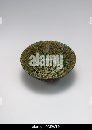 Ciotola di vetro nella tecnica di Millefiori. Dimensioni: H. 2. (5.1 cm) Diam. di RIM: 5 5/8 in. (14,3 cm). Data: IX secolo. La tecnica di millefiori è stato riscoperto in ottavo e nono secolo in Mesopotamia e fu probabilmente utilizzato nella produzione di oggetti per la 'Abbasid califfi di Baghdad o di Samarra. Un certo numero di sopravvissuti di bocce e piastrelle suggeriscono che è stato utilizzato sia per arredi interni e la decorazione di interni. Esempi come questi mostrano la raffinatezza e la gamma di Abbasid vetrai. Museo: Metropolitan Museum of Art di New York, Stati Uniti d'America. Foto Stock
