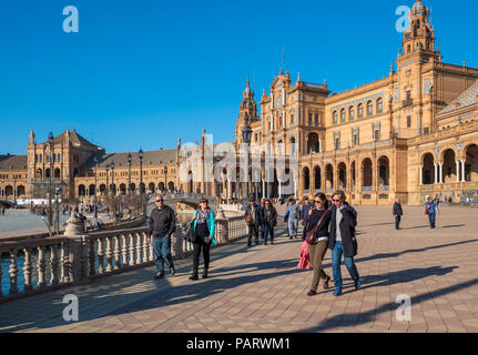 I turisti in Plaza de Espana, Siviglia, Spagna, Europa Foto Stock