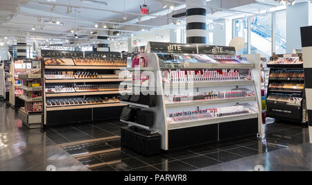 All'interno della Sephora cosmetici di lusso store su Hollywood Boulevard, Los Angeles, la California, Stati Uniti d'America Foto Stock