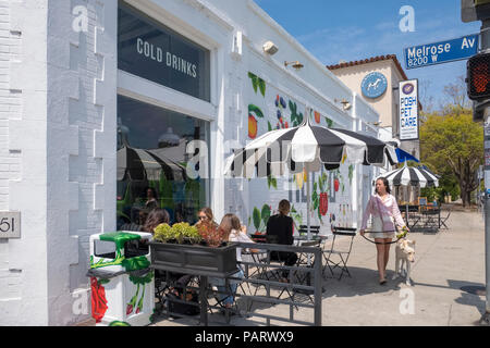 Sidewalk Cafe con posti a sedere esterni sulla moda Melrose Avenue, West Hollywood, Los Angeles, la California, Stati Uniti d'America Foto Stock