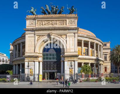 Il teatro Politeama e il Teatro Politeama facciata, Palermo in Sicilia in Piazza Politeama con una quadriga di bronzo dorato Foto Stock