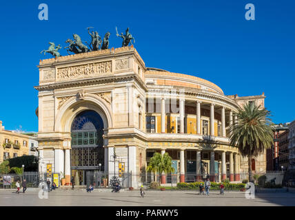 Il teatro Politeama e il Teatro Politeama facciata, Palermo in Sicilia in Piazza Politeama con una quadriga di bronzo dorato Foto Stock