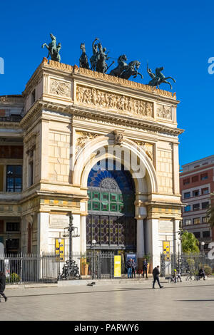 Il teatro Politeama e il Teatro Politeama facciata, Palermo in Sicilia in Piazza Politeama con una quadriga di bronzo dorato Foto Stock