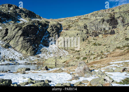 Viste della Laguna Grande de Penalara (Penalara Laguna). Si trova nel comune di Rascafria, Guadarrama Mountains National Park, provincia Foto Stock