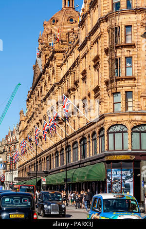 I grandi magazzini Harrods, Brompton Road e Knightsbridge di Londra, Inghilterra Foto Stock